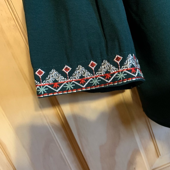 Beautiful hunter green top with embroidered trim - Picture 4 of 7
